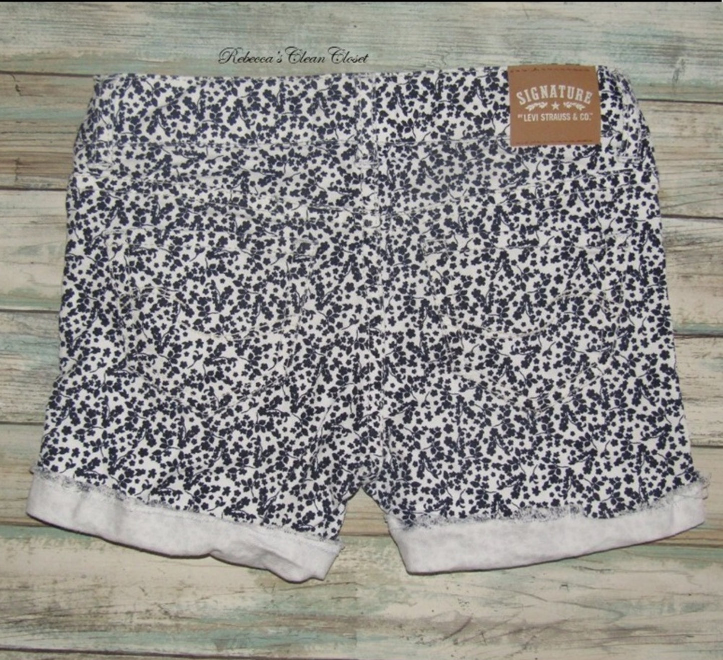 Signature by Levi’s & CO Black & White Shorts sz 7 Pre-Loved