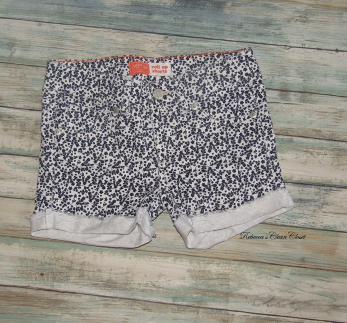 Signature by Levi’s & CO Black & White Shorts sz 7 Pre-Loved